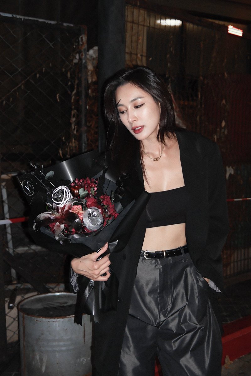 Luxsulaxx's tweet photo. Red like blood, soft like love. 🥀   🧛🏻‍♀️ https://t.co/3cLIEdqRsc