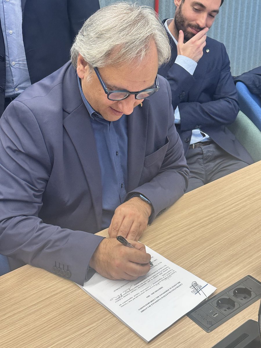 cislfp's tweet photo. 𝗩𝗶𝗮 𝗹𝗶𝗯𝗲𝗿𝗮 𝗮𝗹 𝗻𝘂𝗼𝘃𝗼 𝗖𝗖𝗡𝗟 𝗦𝗮𝗻𝗶𝘁𝗮’ 𝟮𝟬𝟮𝟮-𝟮𝟬𝟮𝟰! ✍️ 

La delegazione trattante @CislNazionale e @cislfp ha sottoscritto definitivamente il nuovo #CCNL del comparto #SanitàPubblica per il triennio 2022-2024. https://t.co/B1w2vUkhxD
