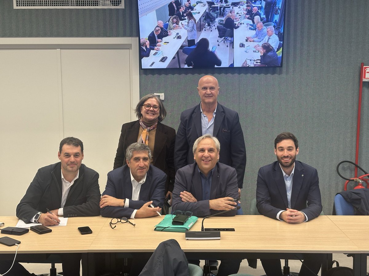 cislfp's tweet photo. 𝗩𝗶𝗮 𝗹𝗶𝗯𝗲𝗿𝗮 𝗮𝗹 𝗻𝘂𝗼𝘃𝗼 𝗖𝗖𝗡𝗟 𝗦𝗮𝗻𝗶𝘁𝗮’ 𝟮𝟬𝟮𝟮-𝟮𝟬𝟮𝟰! ✍️ 

La delegazione trattante @CislNazionale e @cislfp ha sottoscritto definitivamente il nuovo #CCNL del comparto #SanitàPubblica per il triennio 2022-2024. https://t.co/B1w2vUkhxD