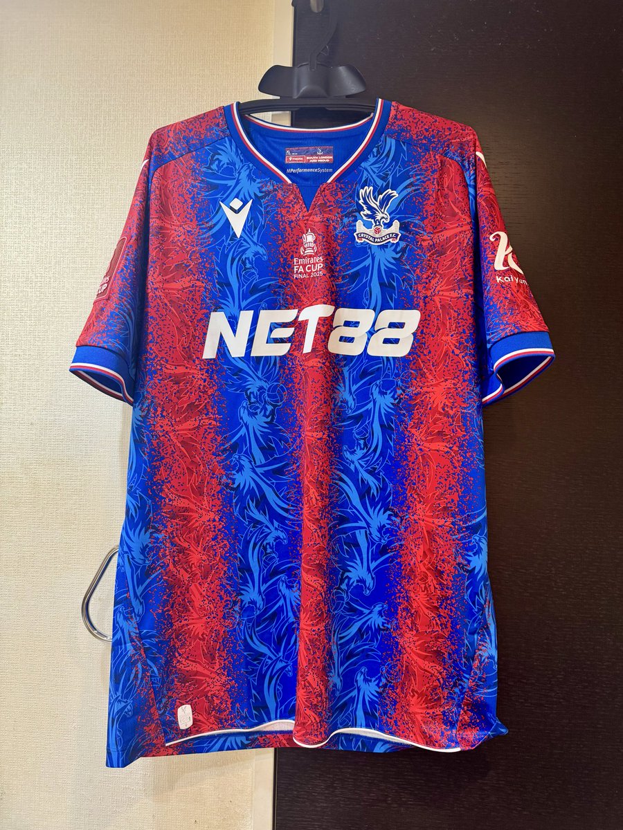 クリスタル・パレス　FAカップ決勝選手用ジャケット クラブ史上初FAカップ優勝に王手のクリスタル・パレス、決勝