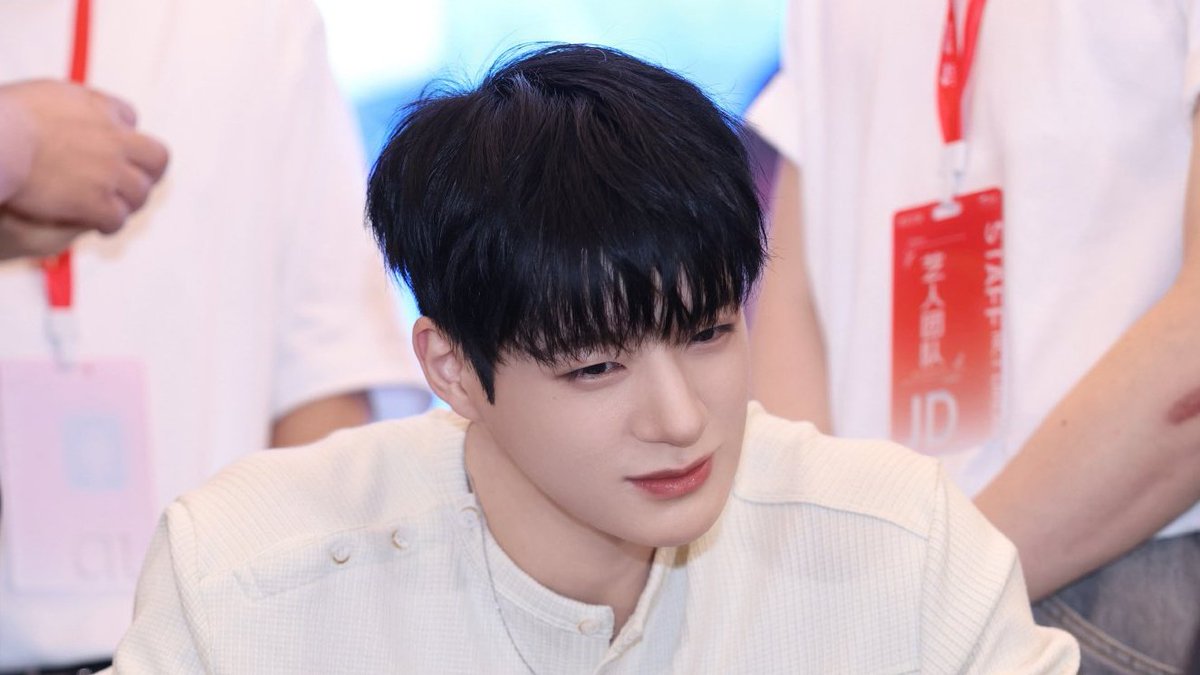 jenrenyaoi's tweet image. my pretty girl who’s a boy but also a girl but also a boy