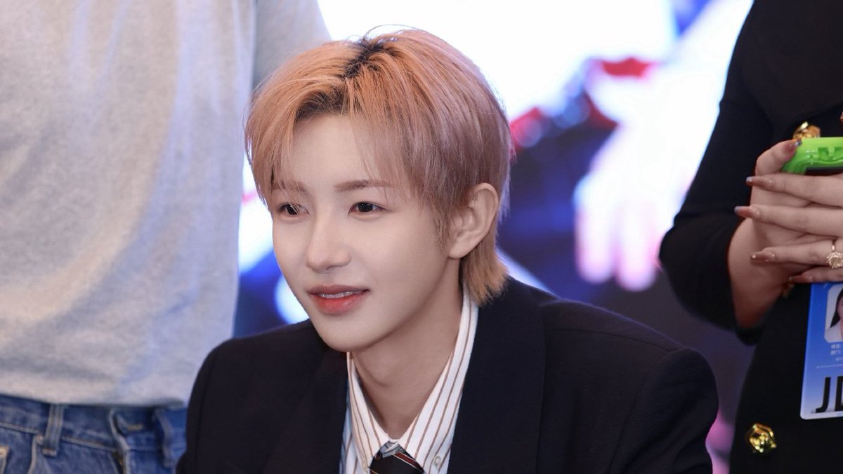 jenrenyaoi's tweet image. my pretty girl who’s a boy but also a girl but also a boy