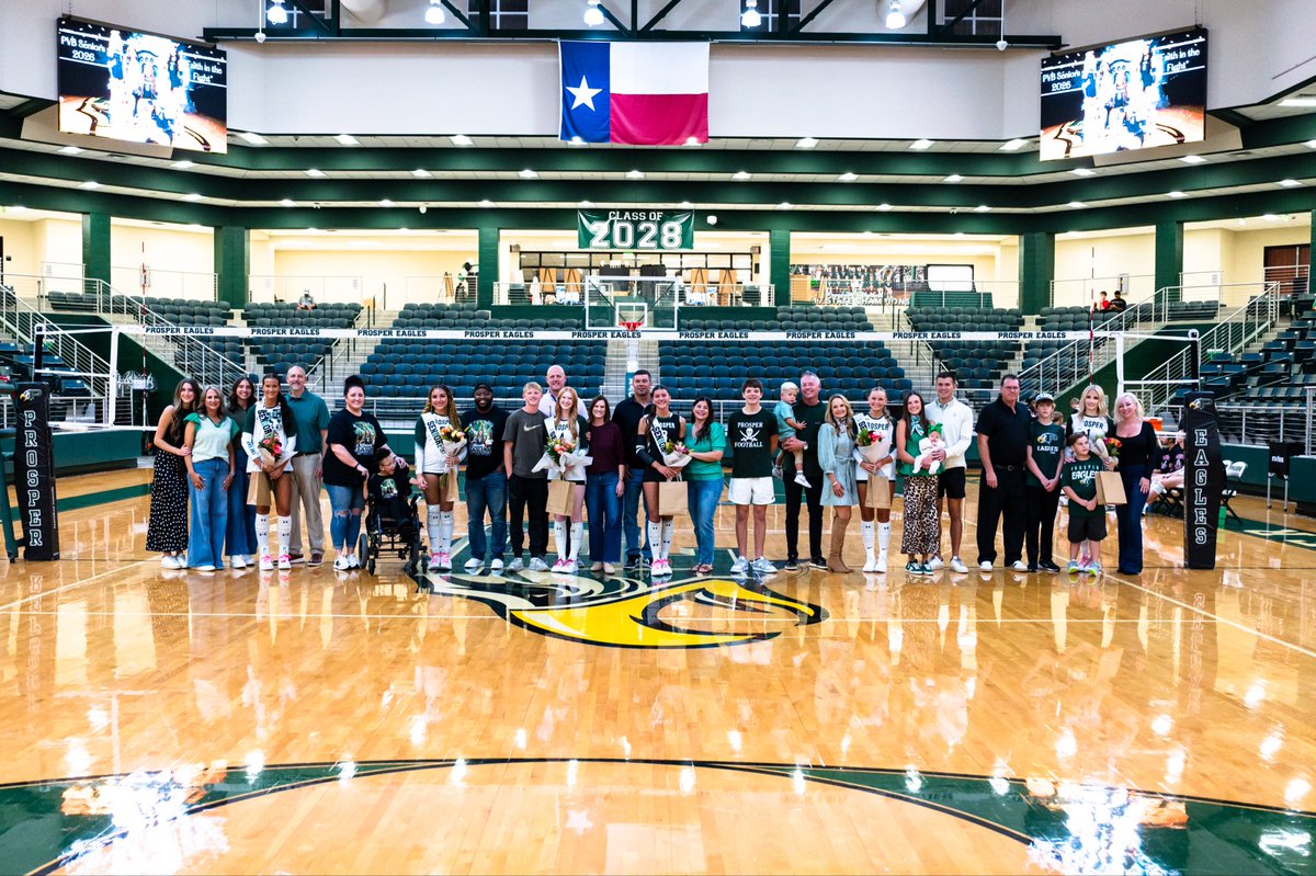 prospervb's tweet image. 💚 A glimpse into last Friday as we celebrated our amazing Prosper Volleyball seniors! Thank you for leading with heart and leaving your mark on this program. 🏐🦅
#PVB #SeniorNight #ClassOf2025