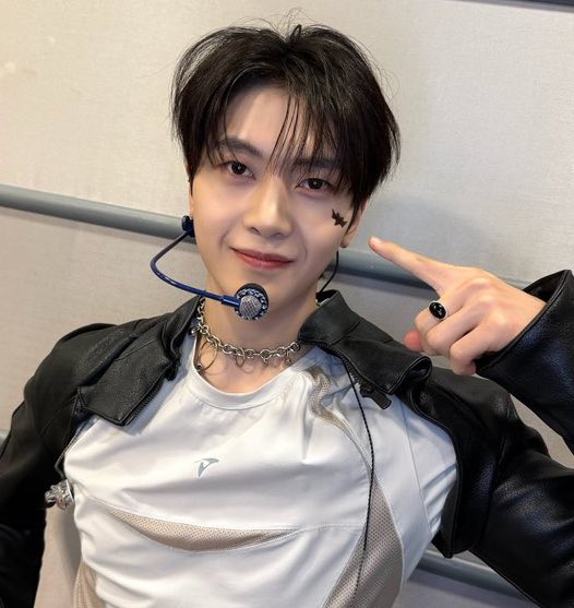 matchyuz's tweet photo. we HAVE to give him more makeup doodles this is so dire https://t.co/awfFblDQb9