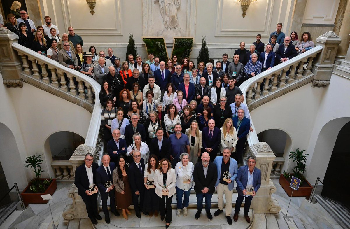 AjuntamentVLC's tweet photo. 🛍️ El Hemiciclo se llena del comercio de siempre con los II Premios #METRAE, que clausuran el V Encuentro de Mercados Tradicionales de @EspanaMercados, celebrado en #València.
Esfuerzo y pasión por mantener vivos los establecimientos de proximidad.
🔗 https://t.co/wT7upX7p7I https://t.co/33EzKoehzQ