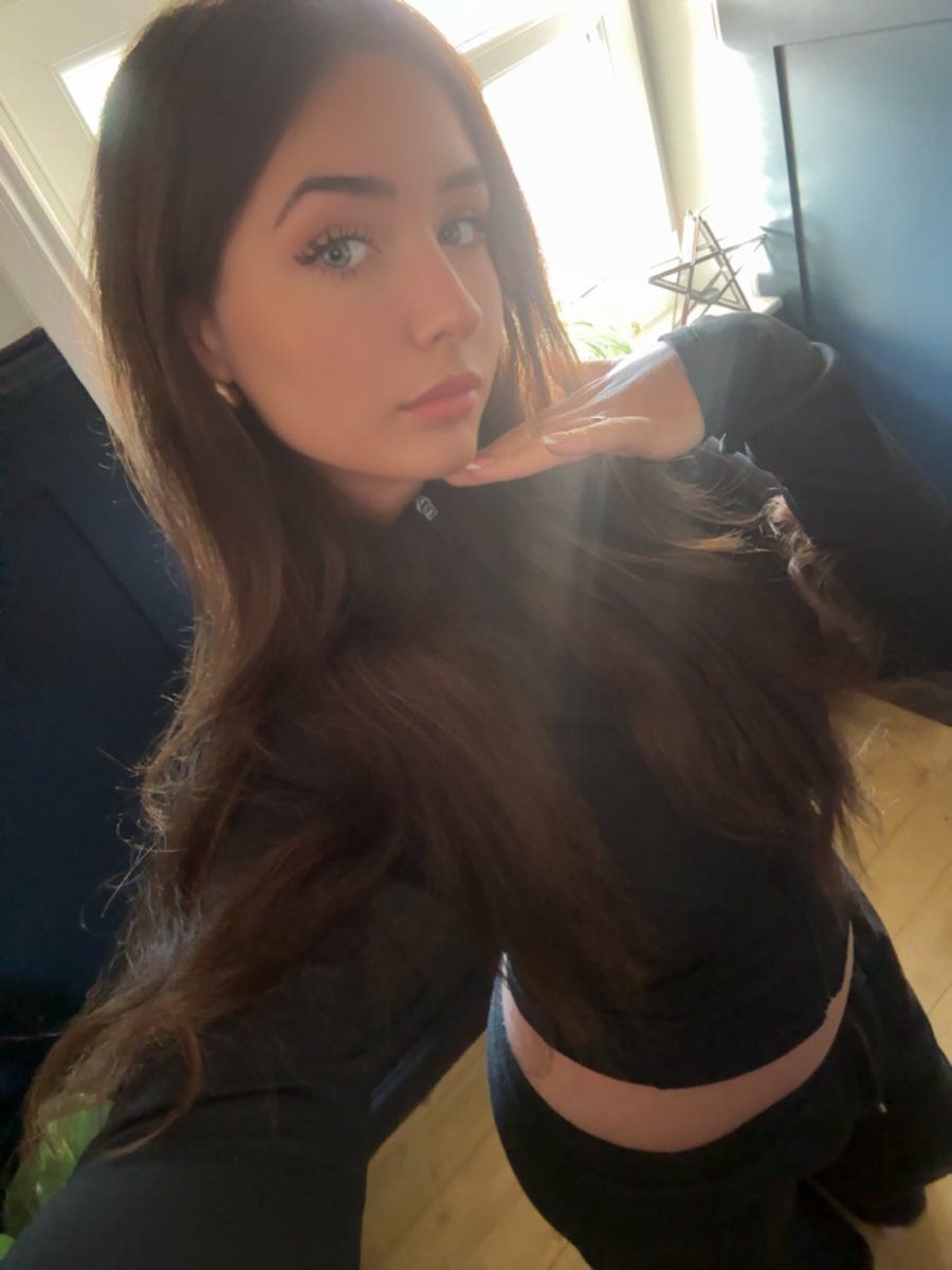 armadillowes's tweet photo. I’m boredddddd and cold let me take some selfies and immediately go back to bed https://t.co/E8M3MeoCA4