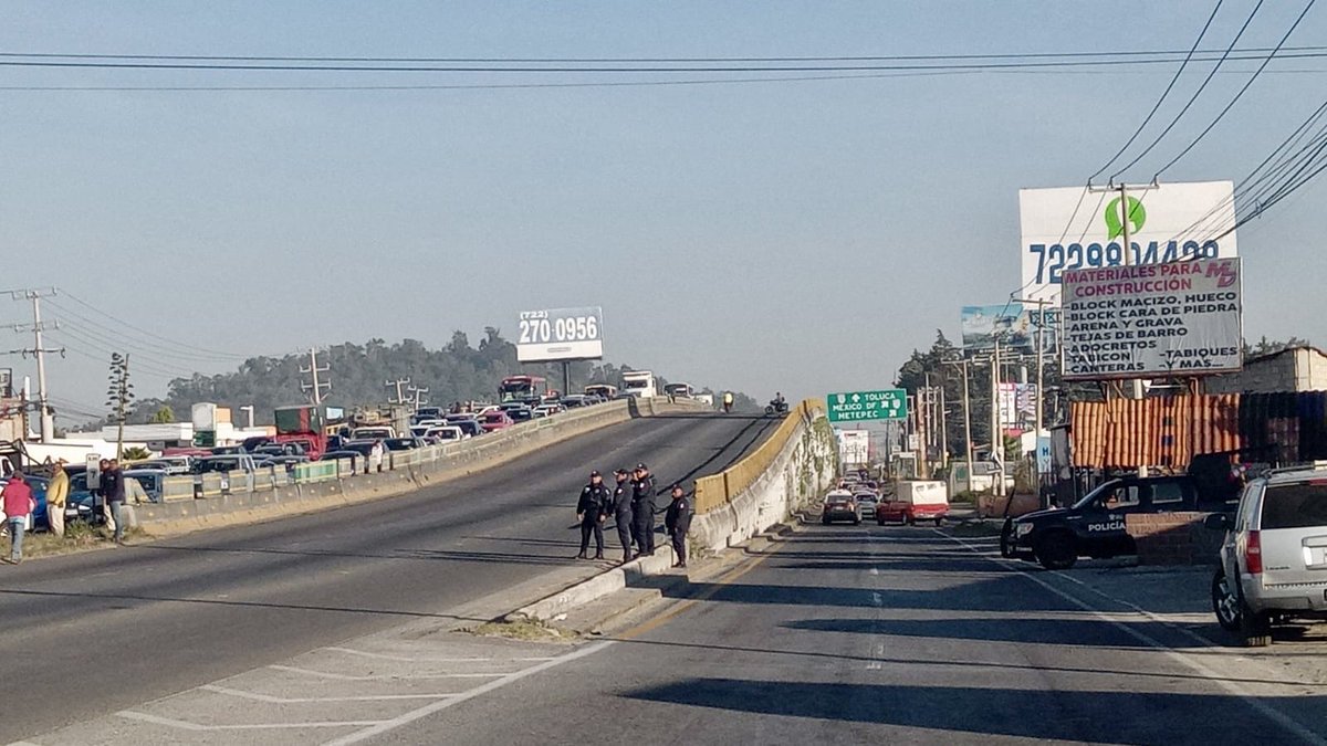 🚨 Cerrados en ambos sentidos la carretera Toluca - Tenango por manifestantes, tomen sus precauciones.