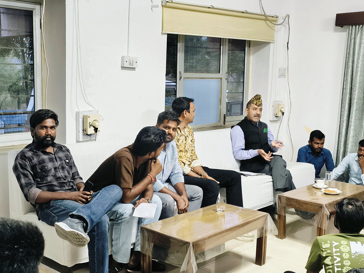mahi_kheda's tweet photo. आज जालौर सर्किट हाउस में राजस्थान कर्मचारी चयन बोर्ड के अध्यक्ष आदरणीय @alokrajRSSB (जनरल मेजर आलोक राज) सर से मिलना हुआ, सर प्रतियोगी परीक्षा की तैयारी कर रहे युवाओं की शिकायतें, सुझाव बहुत ही सहजता से सुनते हे,
Nice to meet u sir https://t.co/gjf2YrSb5s