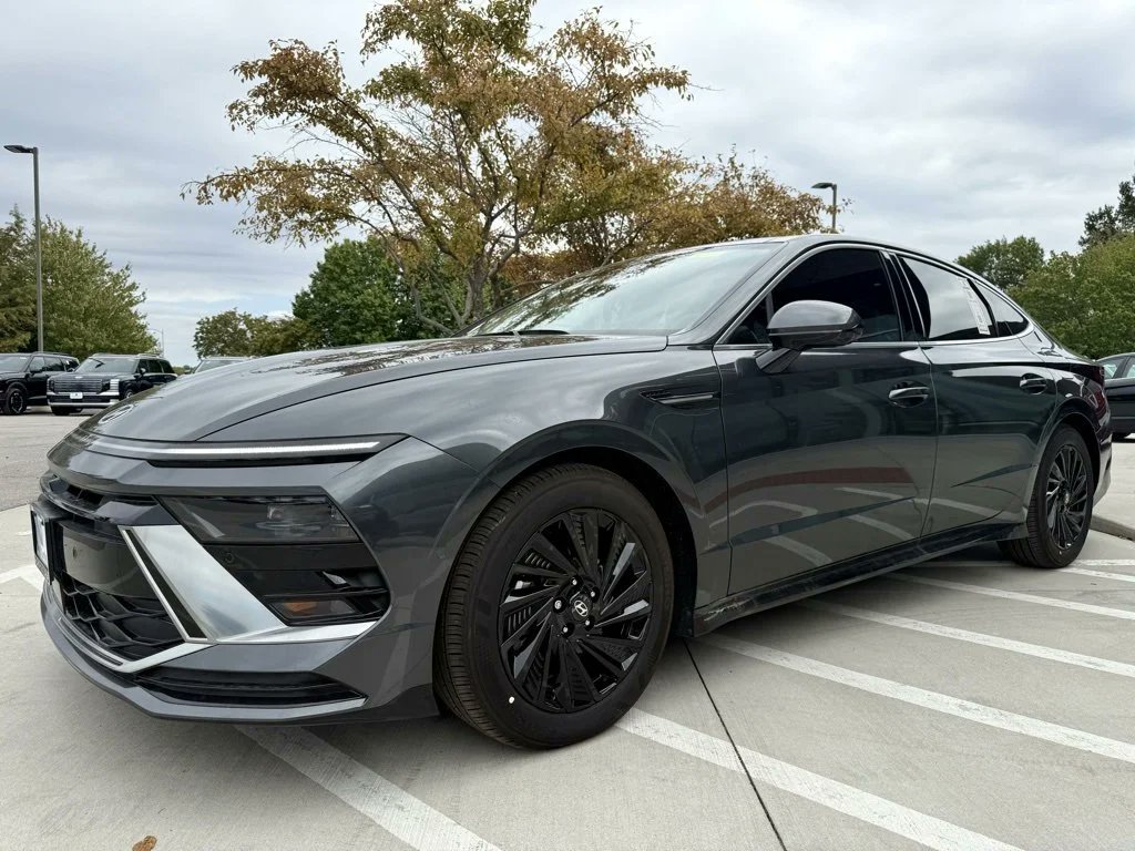 BSpringsHyundai's tweet photo. 🔥 Hot Specials Monday! 🔥
Shop online here: https://t.co/kZB5xYWVJi
Our cars, trucks, and SUVs are waiting patiently on the lot for their next adventure — maybe that’s with you. 🚗💨
#McCarthyAuto #HotSpecialsMonday #NewCarSmell #CarDeals https://t.co/oDlfEyuG33
