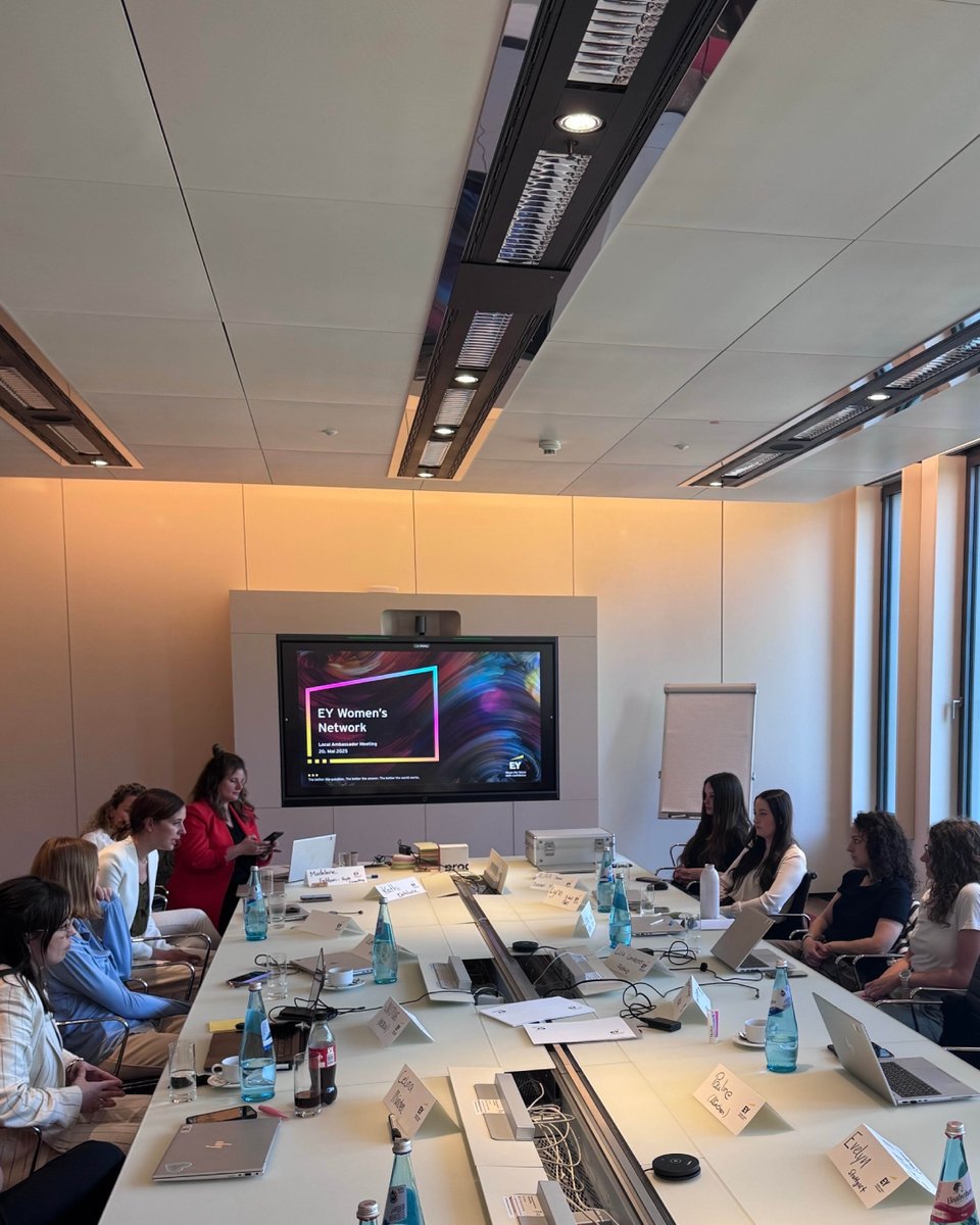 ✨ Gemeinsam stark – das Women Network bei EY
Katharina Rapp gründete 2022 gemeinsam mit Kolleginnen ein Netzwerk, das Frauen verbindet, inspiriert und unterstützt. Sie schätzt den Wert eines starken und fördernden Austauschs. 💛