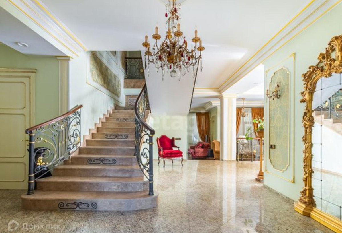 Не сомневаюсь в том, что Скабеева и Попов могут позволить себе особняк. Но блин, почему опять золото и вензеля эти ебучие? Или у них это как табель о рангах, без этого уважать не будут?