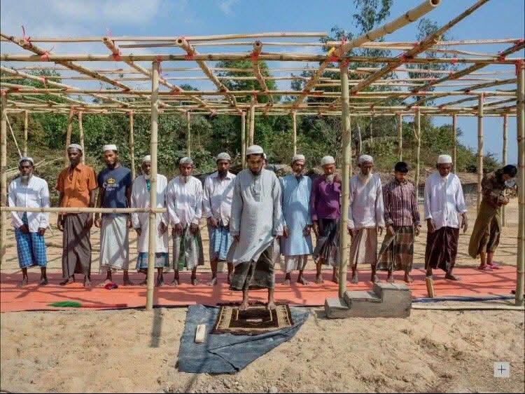 كيف سيقضون على دين
جعلت له الأرض مسجدا
و الشمس والقمر و النجوم مواقيتا
و البحار طهورا والقرآن دستورا 
(مسلمي الروهينجا)