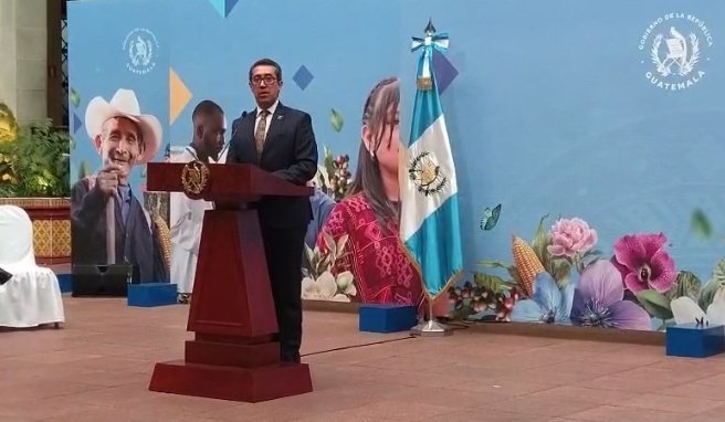 🟠#LaRonda | El ministro de Finanzas, Jonathan Menkos, destacó que Guatemala está a un paso de alcanzar por primera vez el grado de inversión en las tres principales agencias calificadoras de riesgo, Moody's, S&amp;P y Fitch, lo que muestra un reflejo del buen desempeño del Gobierno.