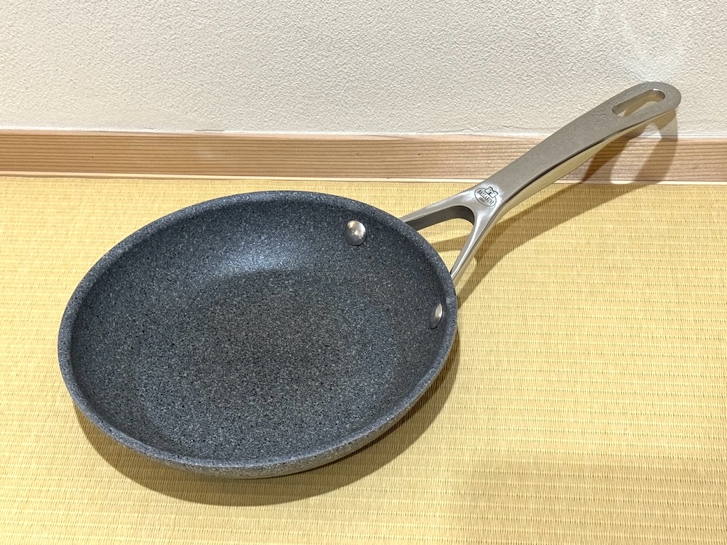 solblog_365's tweet photo. プロ料理人がこぞって愛用しているイタリア生まれのバッラリーニのフライパン。くっ付きにくいのは勿論、コーティングが頑丈なのであまり気を使わずに済みます。小さいサイズを買いましたが、大きいサイズも買い換えようか検討中。
#フライパン #自炊 #料理男子 #BALLARINI
https://t.co/Kz58nXndNO https://t.co/nrPg5kLUql