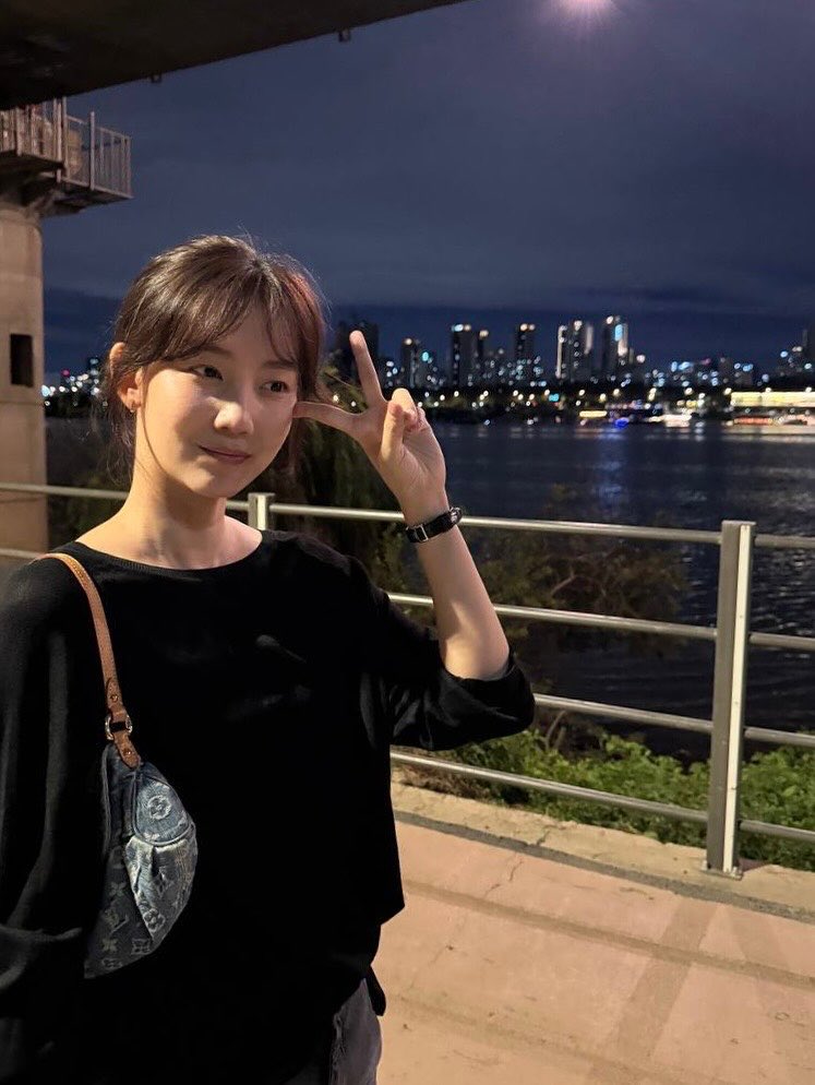 여자가 사랑할 때엔 꼭 항상 곁에 머물면서 늘 해주고 싶은게 참 많아......