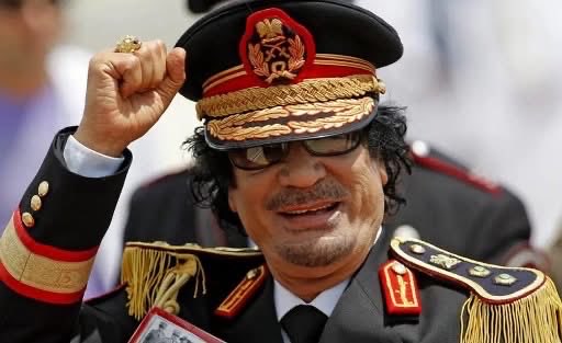 «Una volta ho visto una scena con il Gheddafi in borghese, in piazza, con solo due guardie. A Tripoli. Incontra una donna che mendica. Si avvicina, sorpreso. “Perché stai mendicando?” le chiede. Lei risponde: “Mio marito è malato”. Gheddafi si arrabbia. “La sanità è gratuita,