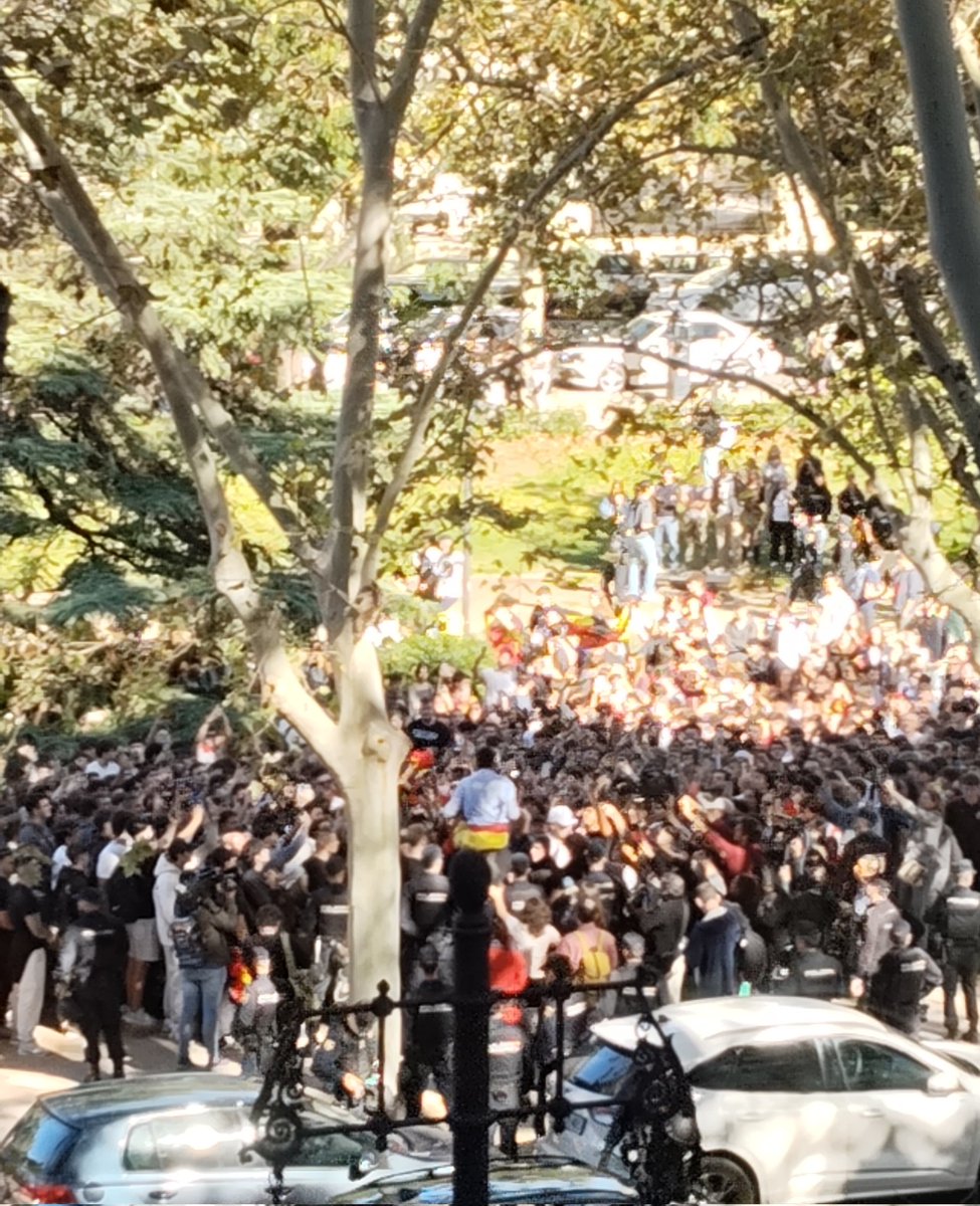 jatsefos's tweet photo. Al final s'han dedicat a fer el garrulo a cinquanta metros de la universitat i poc més. L'únic que han aconseguit és fer-nos perdre classe https://t.co/1MefbSLzjo