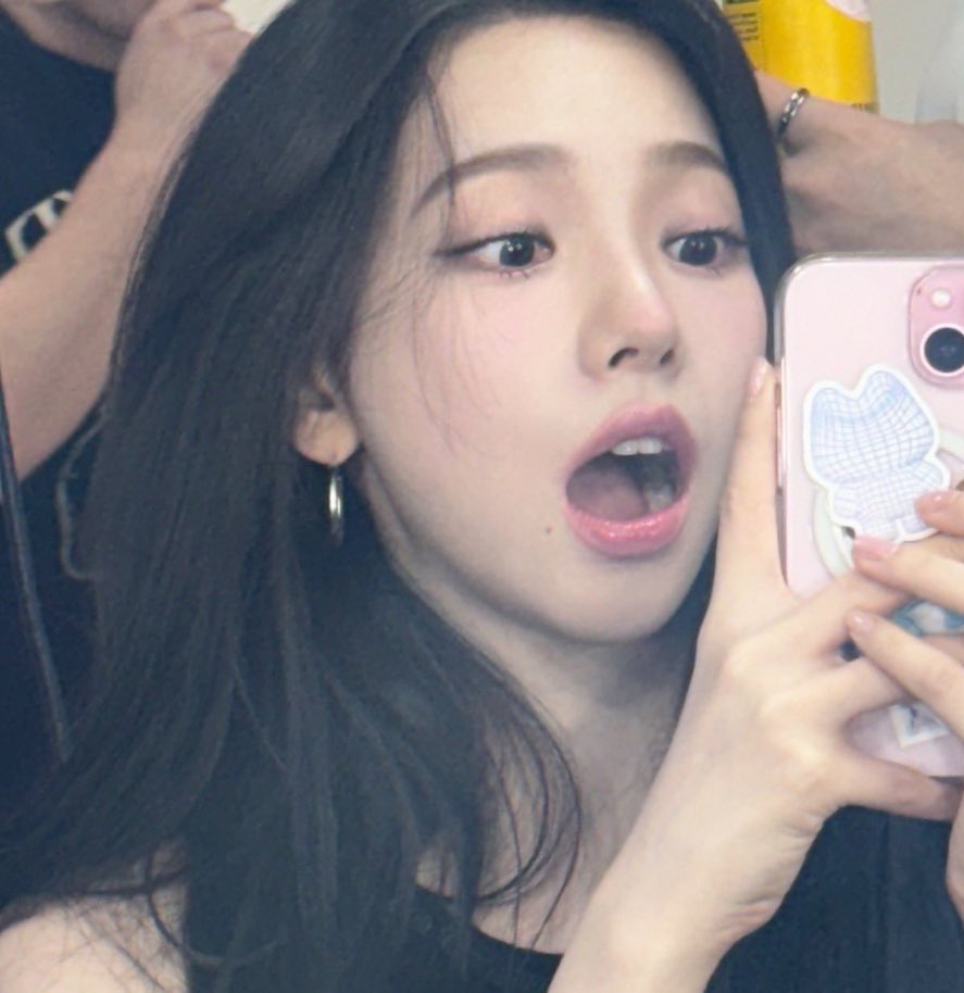 hourly karina tweet media