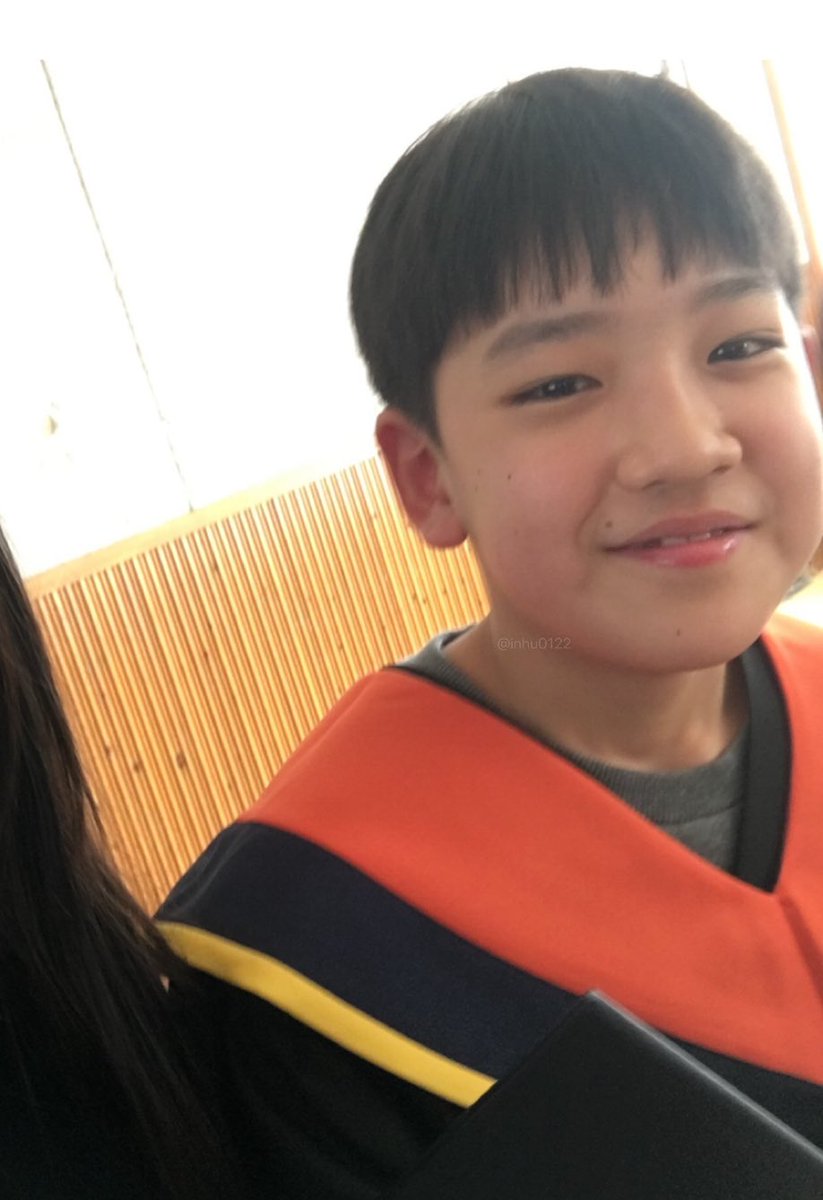 inhu0122's tweet image. 저 사실 아이딧 민재군이랑 초•중 동창이엇어요ʺ̤ʺ̤
그때는 민재가 아이돌 하고 싶어하는 줄도 몰랐는데ㅋㅋ
사진은 민재 초등학교 졸업식 때 같이 찍은 셀카입니당
과거사진이 별로 안 풀렸다길래 생각나서 올려용
사진값으로 김인후 직캠 한 번씩만 봐주세요…🫶🏻

#아이딧 #IDID #김민재 #KIMMINJAE