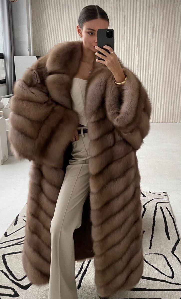 InfurMagazine's tweet photo. Between the sable drape and the mirror: indecision never looked this good.
#infurmagazine #infurmag #fur #furfashion #ott #qotd #ootd #ootn #aw #highfashion #streetfashion #fashion #fall #sable #sablecoat #luxury #russiansable #sablefur #fallfashion #luxurystreetstyle https://t.co/a7NeodKyEc