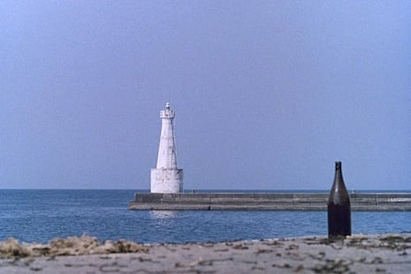 Rocco_Parondi's tweet photo. Cameos in movies:
Yasujirล Ozu
We're not talking about explicit personal appearances here, but rather a strong distinctive signature, a poetic and highly personal mark. The great Japanese Master often used prominent static shots of landscapes, objects, or interiors in his films to interrupt the narrative and provide a transitional or reflective element. For those who know (and love) him, these are comparable to a cameo, an implicit presence of artistic value. These "Ozu-esque" shots have been called "Ozu moments" or "pillow shots".
#YasujirลOzu #Ozumoments