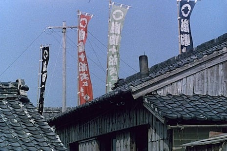 Rocco_Parondi's tweet photo. Cameos in movies:
Yasujirล Ozu
We're not talking about explicit personal appearances here, but rather a strong distinctive signature, a poetic and highly personal mark. The great Japanese Master often used prominent static shots of landscapes, objects, or interiors in his films to interrupt the narrative and provide a transitional or reflective element. For those who know (and love) him, these are comparable to a cameo, an implicit presence of artistic value. These "Ozu-esque" shots have been called "Ozu moments" or "pillow shots".
#YasujirลOzu #Ozumoments