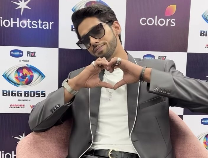 MOINAKTAR15's tweet photo. Baseer be like: ❤️day ka bigboss 

A 🫶 sirf mere  fans ki liye 💘

BB BE FAIR WITH BASEER 

#BiggBoss19
#BaseerAli https://t.co/FUcMAhhKx6