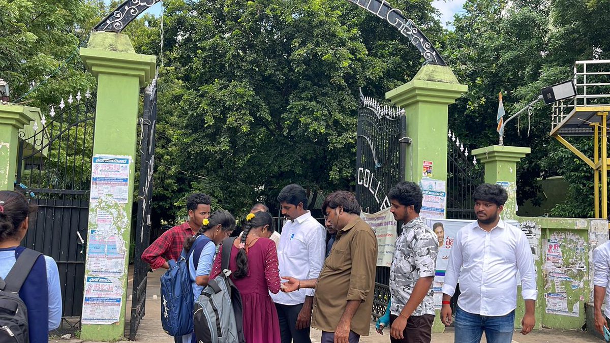 YSRStudentUnion's tweet photo. మెడికల్ కాలేజీల ప్రైవేటీకరణపై ఉద్యమిస్తాం. మాజీ సీయం వైఎస్ జగన్ మోహన్ రెడ్డి నేతృత్వంలో ఉద్యమించి వాటి ప్రైవేటీకరణని అడ్డుకుంటామని వైఎస్సార్ సీపీ విద్యార్థి విభాగం రాష్ట్ర వర్కింగ్ ప్రెసిడెంట్ ఎ. రవిచంద్ర హెచ్చరించారు.
#Ysrstudentunion
#Ysrcongressparty
#Ysrcp https://t.co/m7oCfd0UxZ