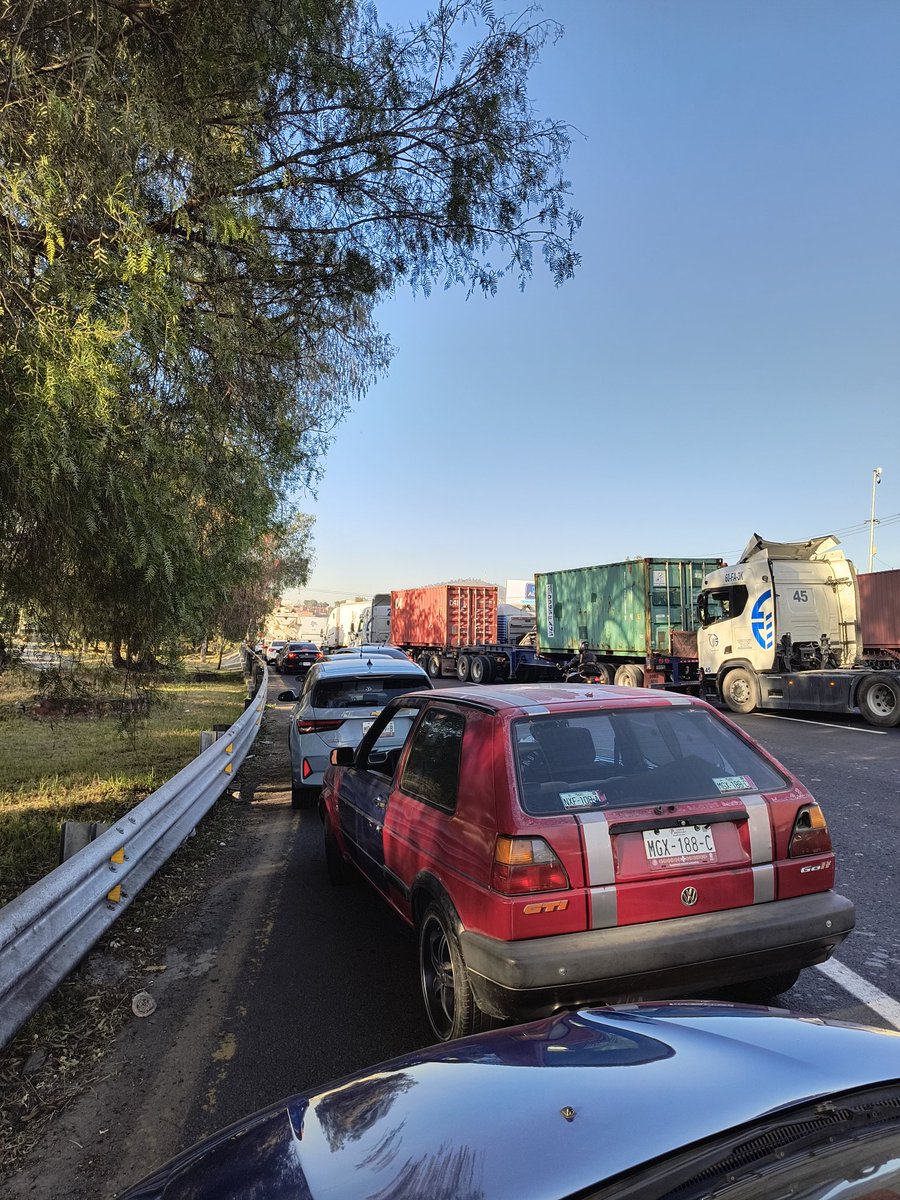 _sinba's tweet image. Llevamos aproximadamente una hora parados a la altura del Vigilante y no se ve para cuándo se quiten los manifestantes. #MexicoPachuca @delfinagomeza