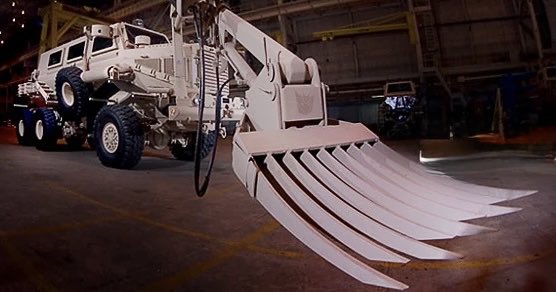 #トランスフォーマー

実写映画一作目の製作裏話（ボーンクラッシャー編）

製作班『この地雷除去車が装備してるフォークの大きさがめちゃくちゃ良いから今度の映画に出そう。』

後日実物を見たスタッフの感想

『フォーク小っちゃ。』