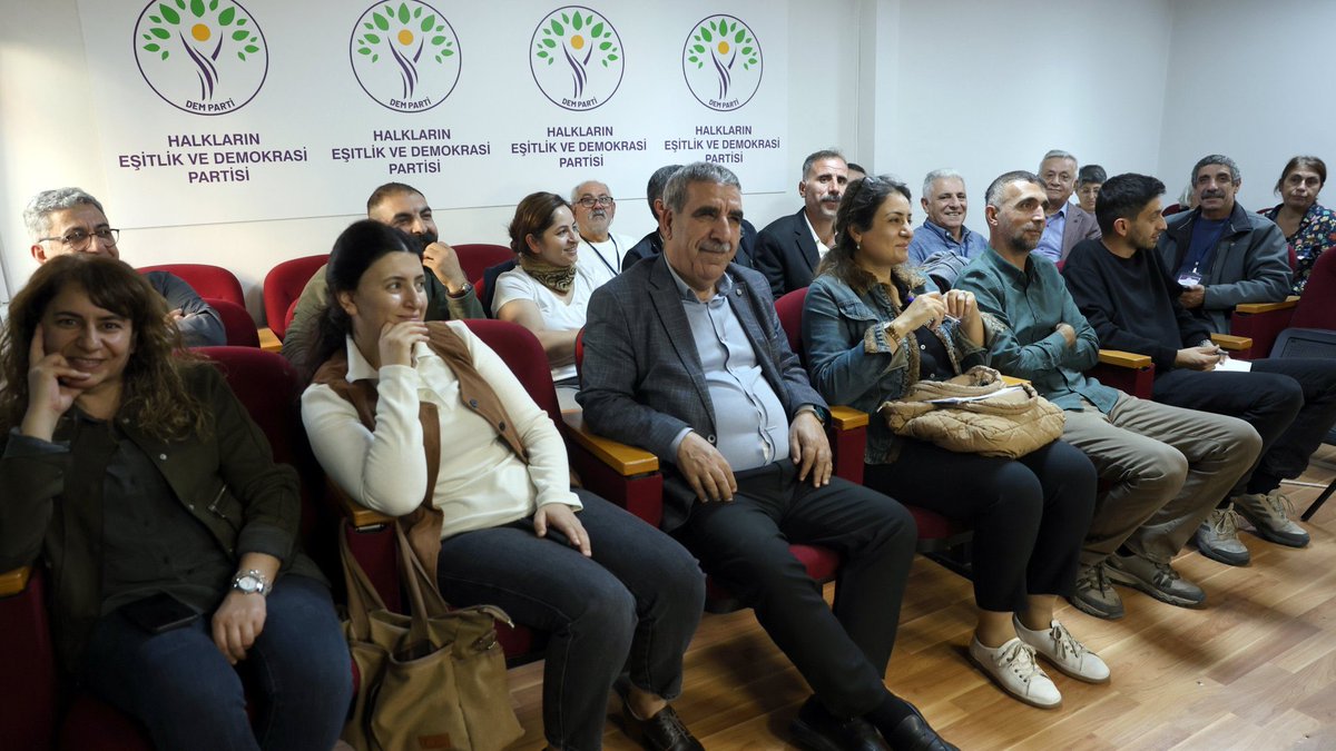 DEM PARTİ MECLİSİ siyasal süreci, güncel gelişmeleri tartışmak değerlendirmek üzere ankara genel merkezde toplandı. 
 Özgürlüğe dair mücadeleyi yükseltmek, barışa dair umudu büyütmek, demokratik bir toplumu inşa etmek önümüzde duran en büyük sorumluluktur.