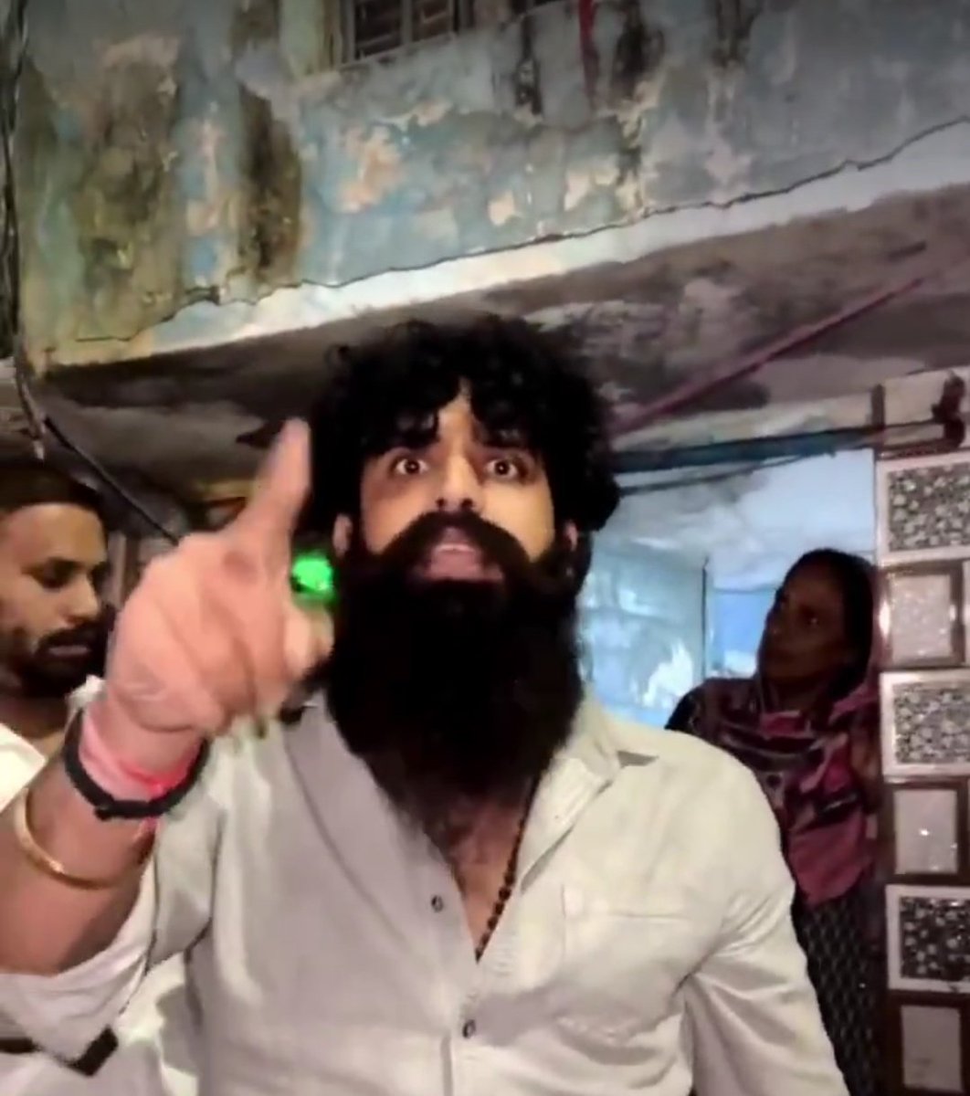 SHOCKER 🚨 A Muslim girl abused CM Yogi and said she would prepare cow meat from 'scratch'

GIRL : And No one can stop me. I’m not afraid of any case vase. I challenge anyone to come to my house and stop me. 

Hindu activists led by Daksh Chaudhary reached her house, but she had