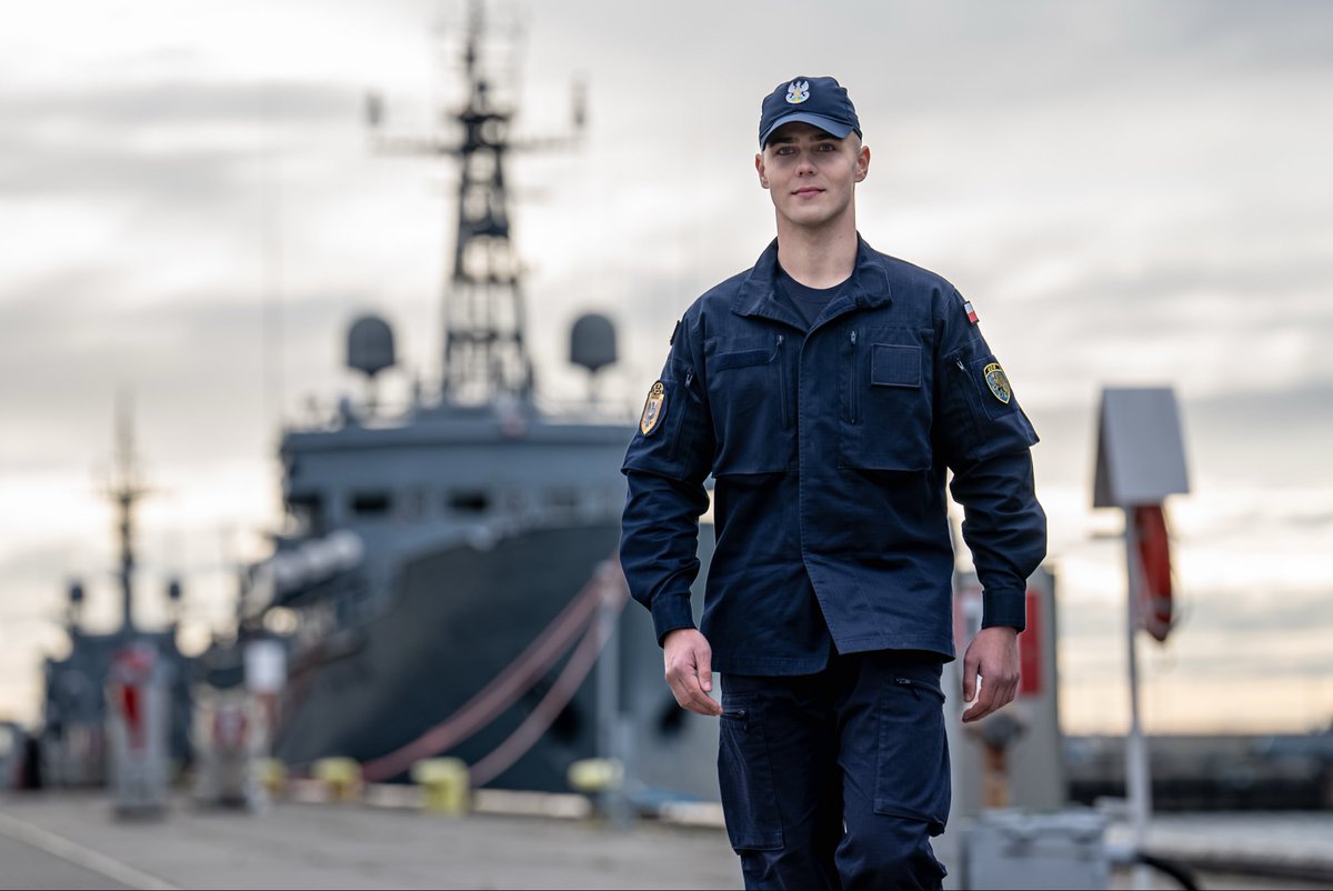 MarWojRP's tweet photo. Kolejny plan filmowy w #3FO 🎬
Ekipa filmowa realizowała nagrania do kampanii reklamowej SZ RP na potrzeby projektu @MON_GOV_PL i @ZolnierzRP 💪⚓️
Spodziewamy się piorunujących ⚡️ efektów i mamy nadzieję, że dzięki takim realizacjom wiele osób zobaczy MW RP i zechce dołączyć do naszej załogi 🫡
Wiecie, w jakich produkcjach ostatnich lat można było zobaczyć nasze okręty, samoloty lub miejsca związane z MW? 😎