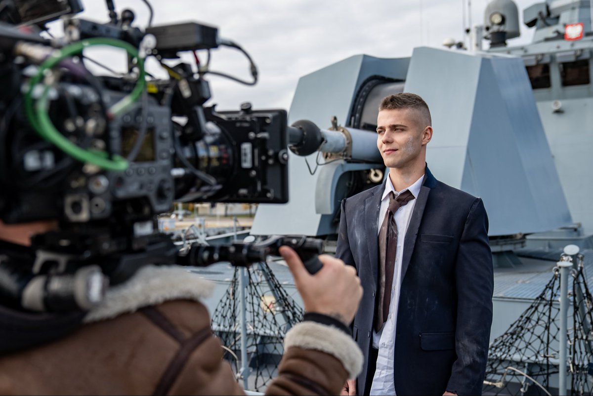 MarWojRP's tweet photo. Kolejny plan filmowy w #3FO 🎬
Ekipa filmowa realizowała nagrania do kampanii reklamowej SZ RP na potrzeby projektu @MON_GOV_PL i @ZolnierzRP 💪⚓️
Spodziewamy się piorunujących ⚡️ efektów i mamy nadzieję, że dzięki takim realizacjom wiele osób zobaczy MW RP i zechce dołączyć do naszej załogi 🫡
Wiecie, w jakich produkcjach ostatnich lat można było zobaczyć nasze okręty, samoloty lub miejsca związane z MW? 😎