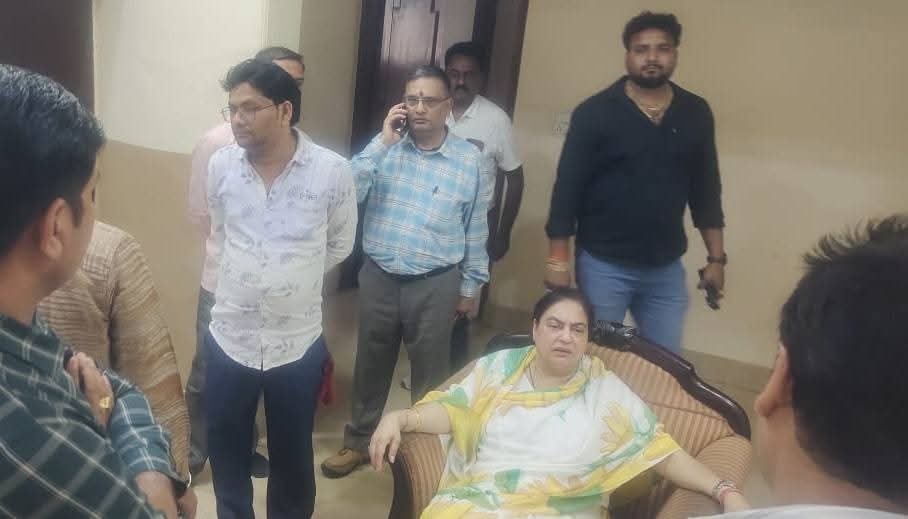 आज गेस्ट हाउस, बाह पर प्रिय क्षेत्रवासियों से भेंट कर उनकी समस्याओं को सुना तथा समाधान हेतु प्रयास किया।
<a href="/myogiadityanath/">Yogi Adityanath</a> <a href="/kpmaurya1/">Keshav Prasad Maurya</a> <a href="/brajeshpathakup/">Brajesh Pathak</a> <a href="/jaiveersingh099/">Jaiveer Singh</a> <a href="/Bhupendraupbjp/">Bhupendra Singh Chaudhary</a> <a href="/sunilbansalbjp/">Sunil Bansal</a> <a href="/idharampalsingh/">Dharampal Singh</a> <a href="/BJP4UP/">BJP Uttar Pradesh</a>