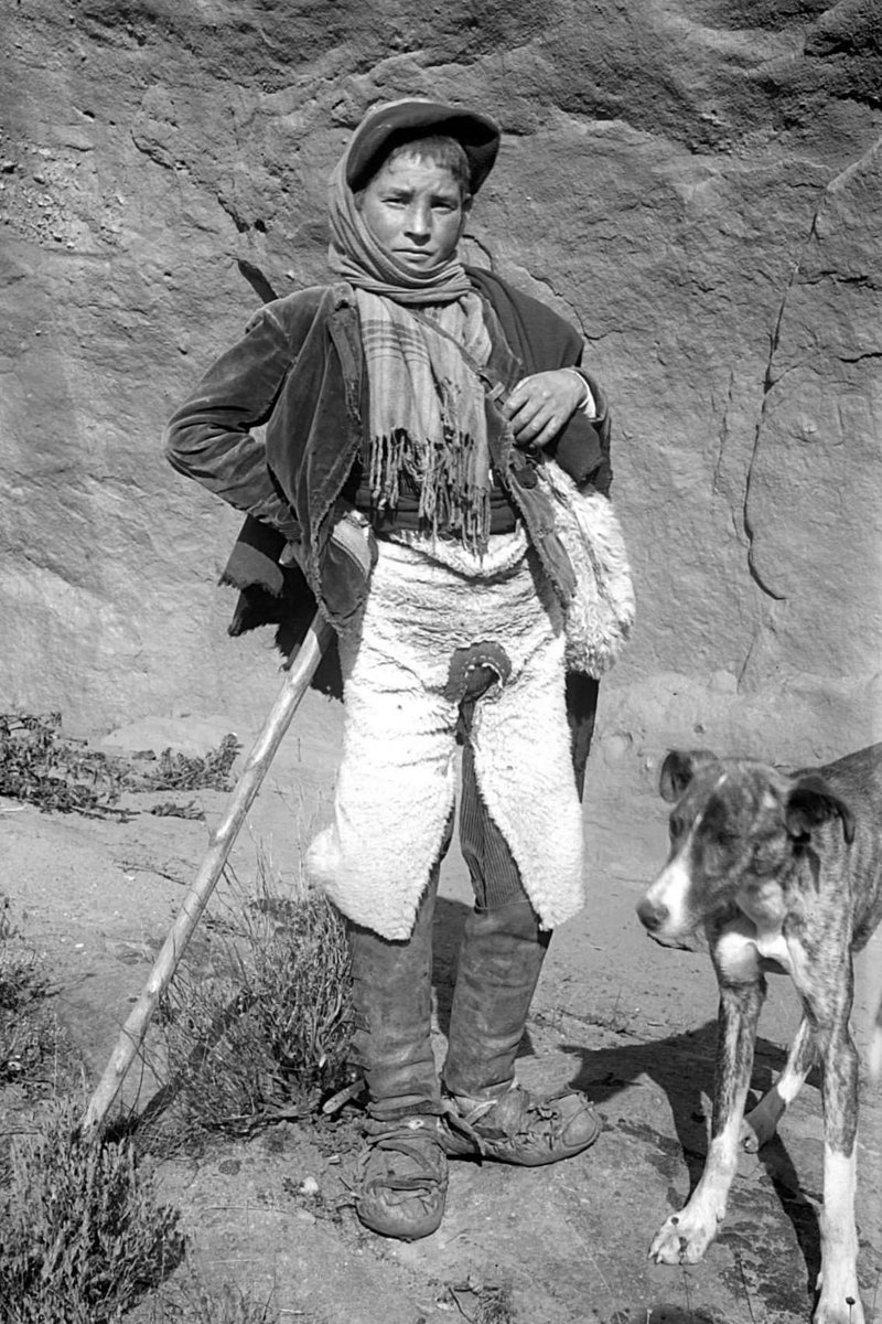 Pequeño pastor en un frío día de hace ya unos cuantos años, acompañado de su inseparable amigo 🐕