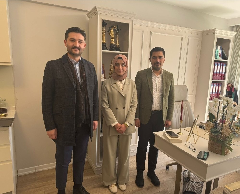 Ak Parti Ankara İl Avukat Koordinatörümüz <a href="/avmuratcandogan/">Av. Murat Can Doğan</a>, avukat ziyaretleri kapsamında; İl Seçim İşleri Başkan Yrd. <a href="/avomerbilgi/">Ömer Bilgi</a> ile birlikte, Av. Dilara Altuğ'un yeni hukuk ofisini ziyaret ettiler. Misafirperverliği için kendisine teşekkür ederiz.

<a href="/hakanhanozcan/">Hakan Han ÖZCAN 🇹🇷</a>
<a href="/emrhntrn/">Emirhan Turan 🇹🇷 ⚖</a>