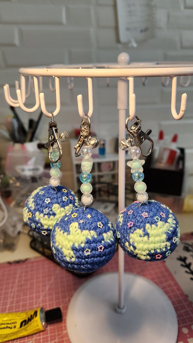 #كروشتوبر_2025 
<a href="/reham_mando/">✶ رِهــام</a>
الاسبوع الثالث 
ميدالية على شكل كوكب الارض 🌟🌍💖
اعطوني رايكممم