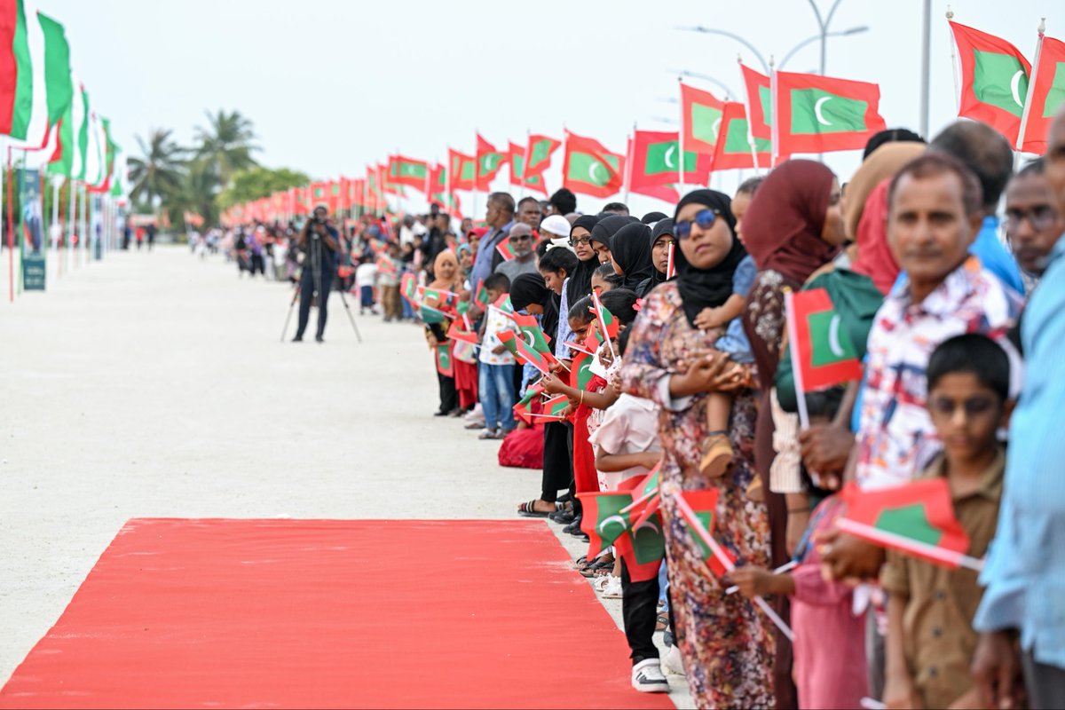 ރައީސް ޑރ. މުޢިއްޒު ޅ.  ނައިފަރު ރައްޔިތުން ގާތަށް!

#RayyithunGaathah
#LhaviyaniAtollVisit