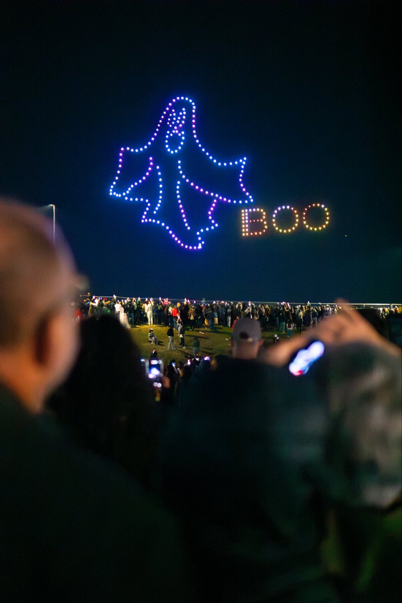 flystackshows's tweet image. When the sky turns into a stage of light and shadow, Halloween magic soars above. 🛸💫
#WestSideHalloFest #HalloweenShow #DroneSpectacle #SpookyLights #MagicNight