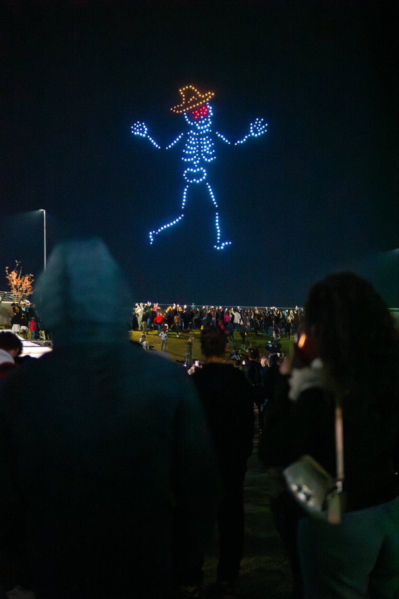 flystackshows's tweet image. When the sky turns into a stage of light and shadow, Halloween magic soars above. 🛸💫
#WestSideHalloFest #HalloweenShow #DroneSpectacle #SpookyLights #MagicNight