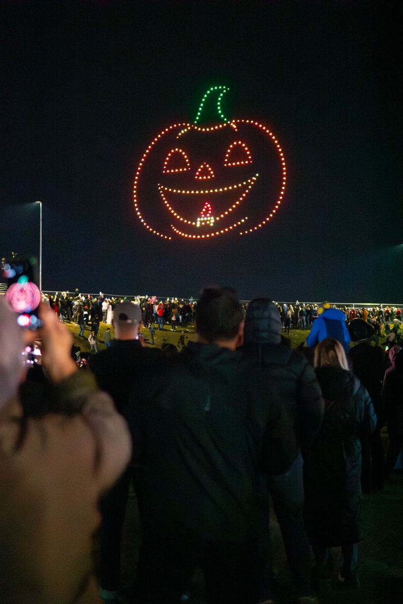 flystackshows's tweet image. When the sky turns into a stage of light and shadow, Halloween magic soars above. 🛸💫
#WestSideHalloFest #HalloweenShow #DroneSpectacle #SpookyLights #MagicNight