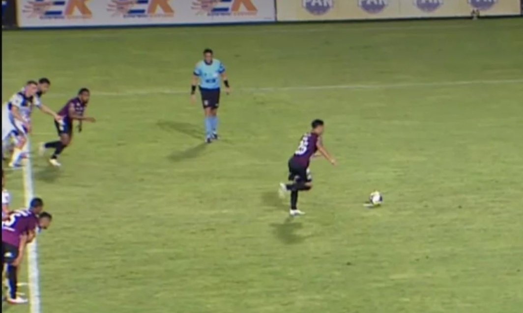 WilmerARamirezU's tweet image. Muy raro que ni Jesús Valenzuela, en su rol de árbitro principal, ni Juan Soto, en su labor como jefe de la sala del VAR, detectaran la invasión de área, clara y gigante, de un jugador del @Carabobo_FC en la ejecución desde el punto penal del argentino 🇦🇷 Matías Núñez. ¡Muy raro!