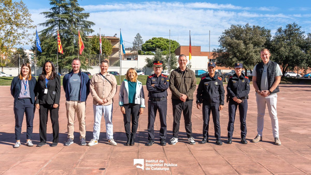🇩🇪Avui, la directora <a href="/MRocaFina/">Marta Roca Fina</a> ha rebut la visita de 4 policies estudiants de la Universitat de Policia d'Alemanya que es formen per ser inspector/es

🤝Visita coordinada per Relacions Internacionals de l’EPC amb el suport d'ACINT <a href="/mossos/">Mossos</a>, dins d'una estada formativa a Catalunya