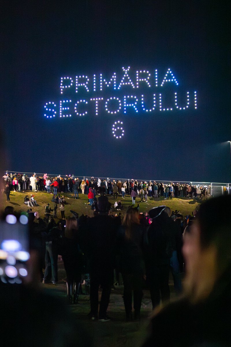 flystackshows's tweet image. Where shadows play and lights shimmer, the true enchantment of Halloween comes alive. 🎃🌌
#WestSideHalloFest #DroneShow #ShowDrone #HalloweenMagic #SkyShow