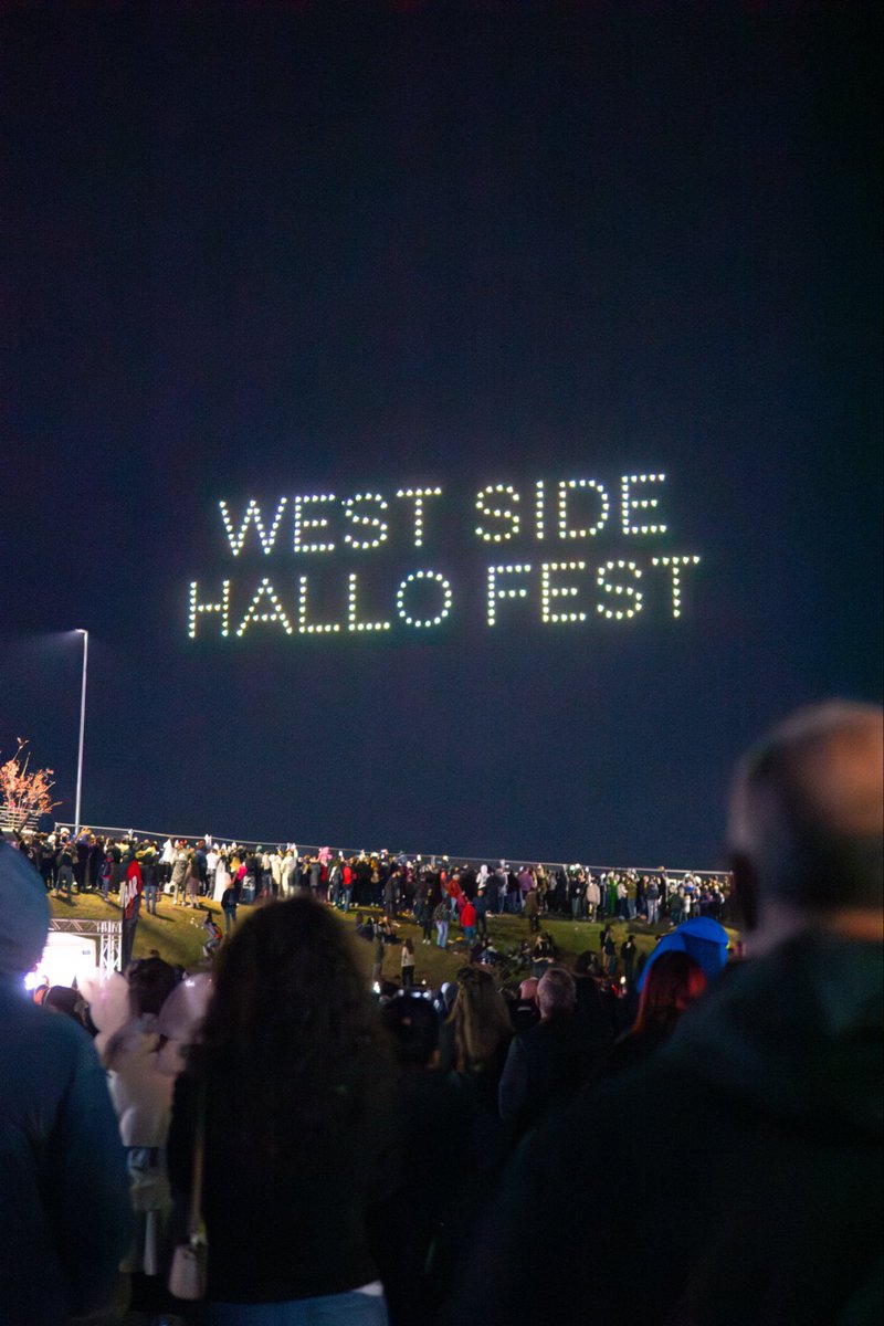 flystackshows's tweet image. Where shadows play and lights shimmer, the true enchantment of Halloween comes alive. 🎃🌌
#WestSideHalloFest #DroneShow #ShowDrone #HalloweenMagic #SkyShow