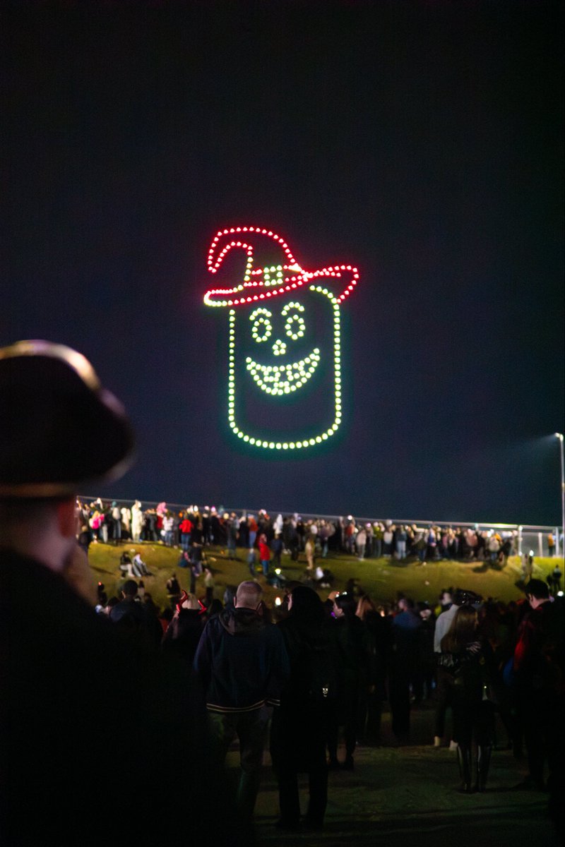 flystackshows's tweet image. Where shadows play and lights shimmer, the true enchantment of Halloween comes alive. 🎃🌌
#WestSideHalloFest #DroneShow #ShowDrone #HalloweenMagic #SkyShow