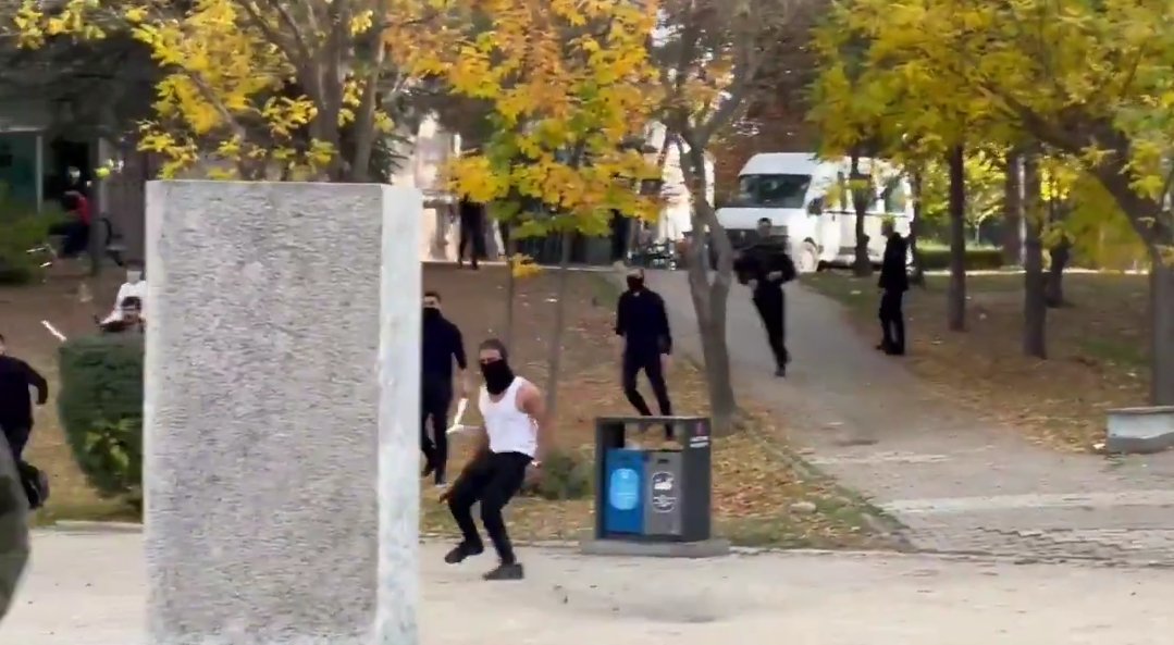 Faşistler yüzlerinde maske ellerinde pala ile öğrencilere saldırdı.

Maskeli, palalı faşistler gözaltına alınmazken öğrenciler gözaltına alındı.

#hacettepeüniversitesi