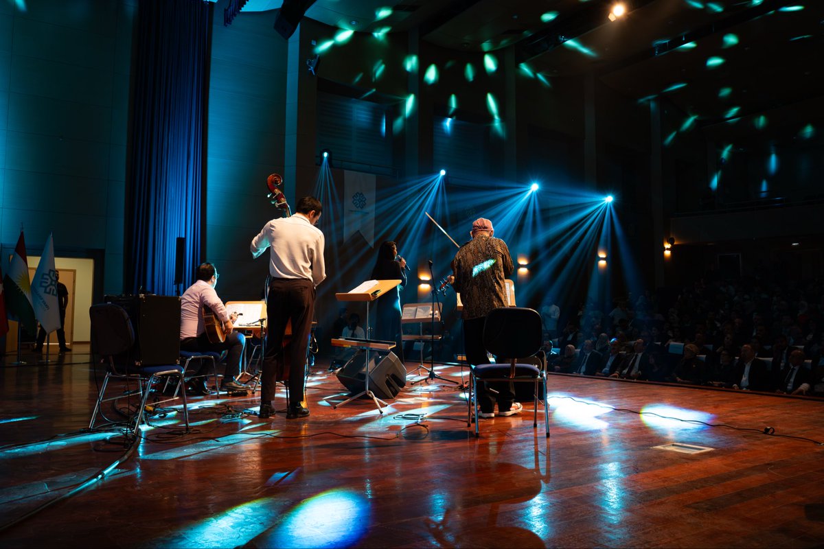 TC_ErbilBK's tweet photo. Türkiye Cumhuriyeti’nin 102. Yıldönümü kutlamaları çerçevesinde #Erbil’de dünyaca ünlü caz gitaristimiz @bilalkaraman_ ve grubunu ağırladık. 

Erbil’de eğitim incisi @MaarifErbil ile işbirliği içinde başlattığımız “Maarif’te Kültür ve Sanat” serimizin de nadide bir parçasını oluşturan konser, Karaman’ın caz müziği Türkiye’nin zengin kültür mirasıyla harmanlayan sanatıyla, izleyenlere bir müzik ziyafeti sundu. 

Bu güzel konseri kaydederek ölümsüzleştiren @tebamedia’ya ayrıca teşekkür ediyoruz. 

Konserin tamamını sizler de şu linkten izleyebilirsiniz:  https://t.co/pnTAPKhziK