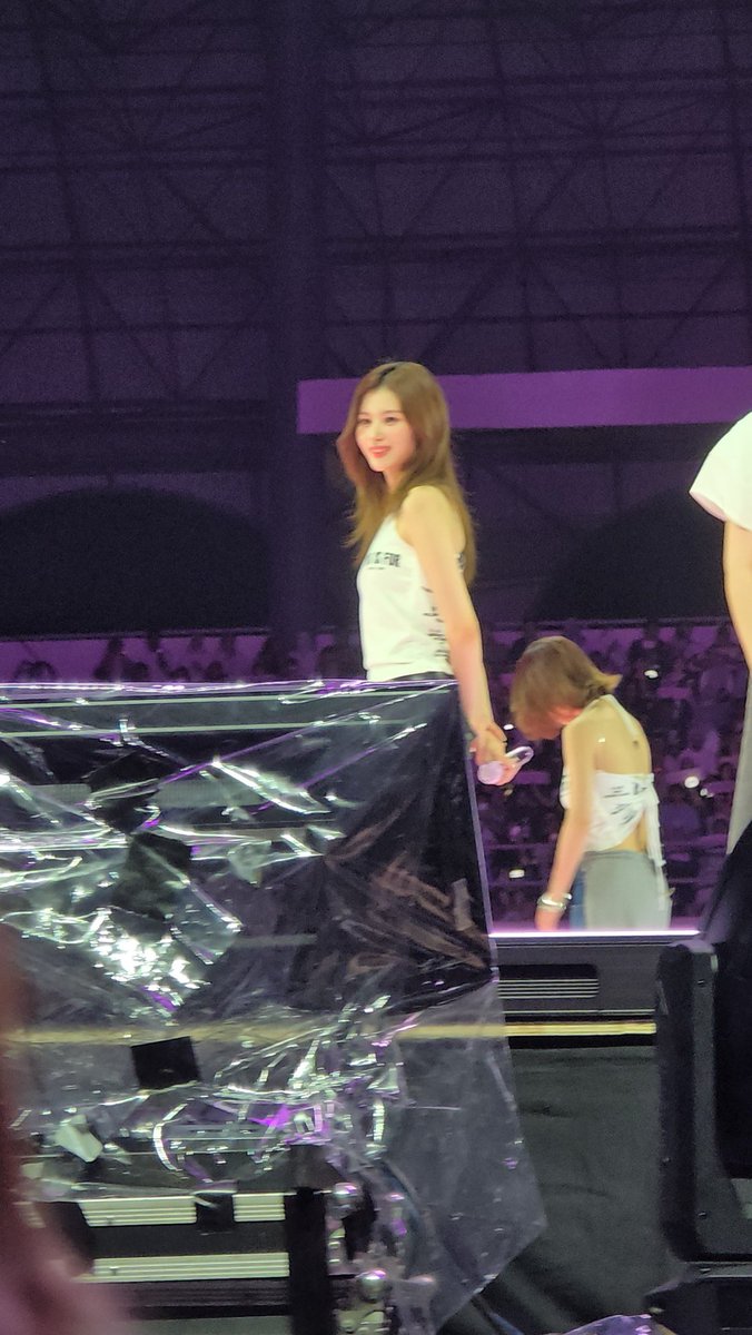 IzzatSana2001's tweet photo. 252510 Twice This Is For In KL
Sana during encore moment
#TWICEinKL #TWICE_THISISFOR_WORLD_TOUR
#THISISFORinKL
#SANA
#์ฌ๋ https://t.co/90yiXc24m5